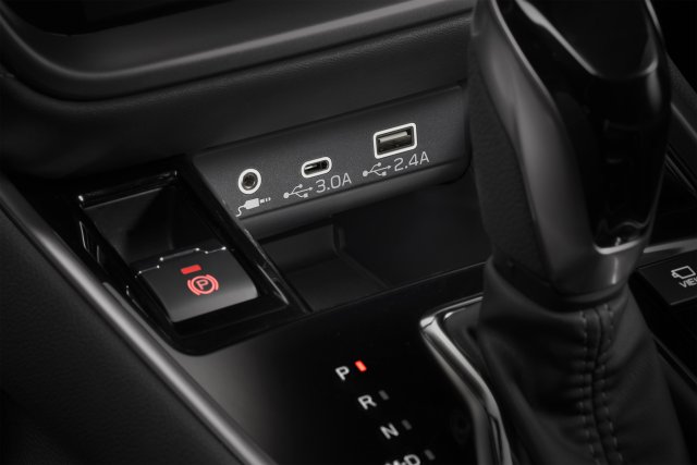 Разъемы USB, AUX и Type-C, спереди и сзади.